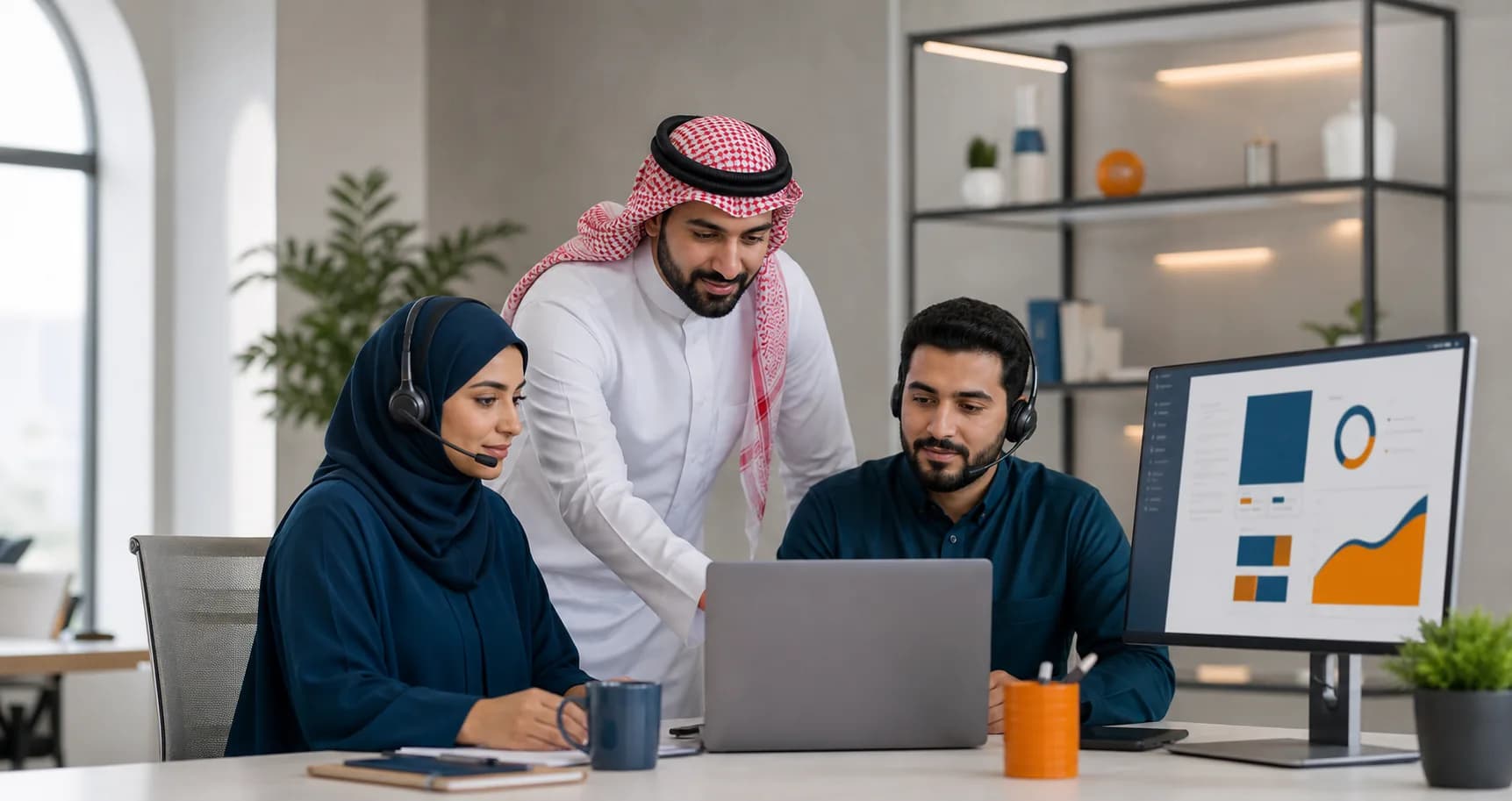 فريق خدمة عملاء عربي يدير المحادثات والمحتوى والتحليلات عبر ROOT SaaS